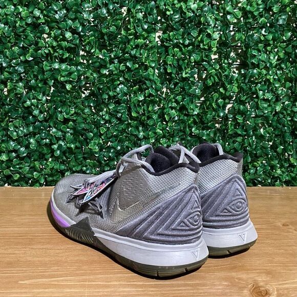 Nike‎ Kyrie 5 BG Graffiti, 6.5Y - Picture 4 of 5